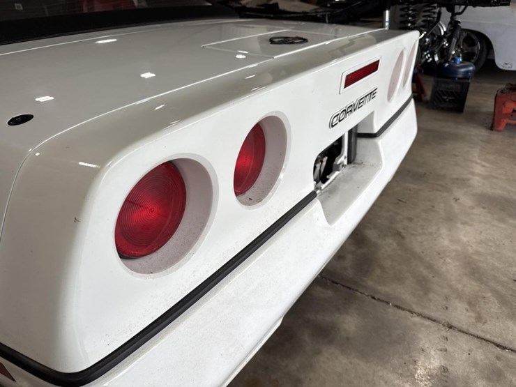 #1399-•-1990-chevrolet-corvette-convertible-car-image-13