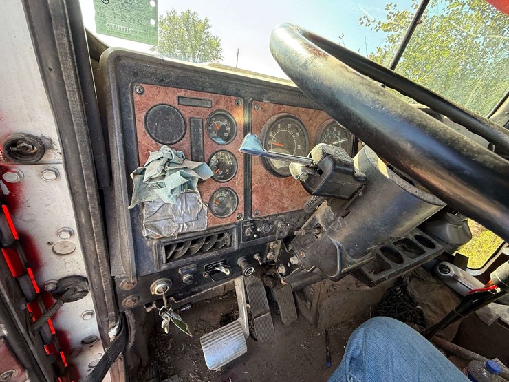 1994-ih-day-cab-semi-tractor,-n14-engine,-9-speed-transmission,-shows-431,118-miles-with-an-in-frame-image-19