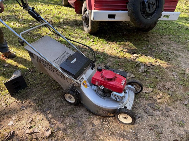 honda-hr214-self-propelled-walk-behind-lawnmower,-2-speed,-with-bagger-image-1