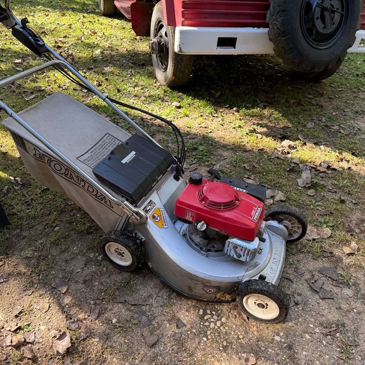 Honda HR214 Self Propelled Walk Behind Lawnmower, 2 Speed, With Bagger