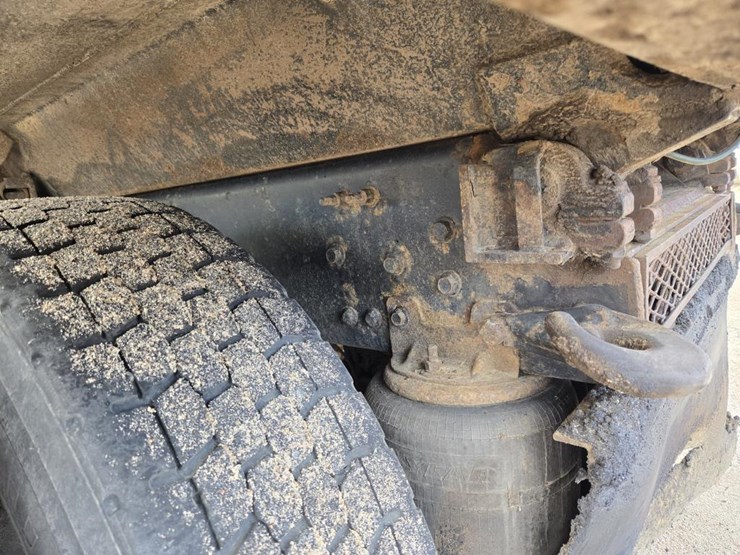 2015-mack-granite-gu813-image-44