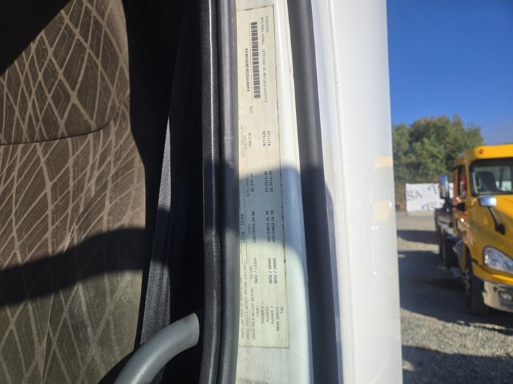 2016-volvo-10-image-65