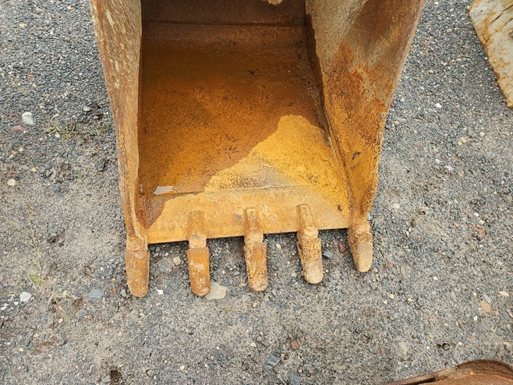 caterpillar-30"-bucket-with-teeth-image-5