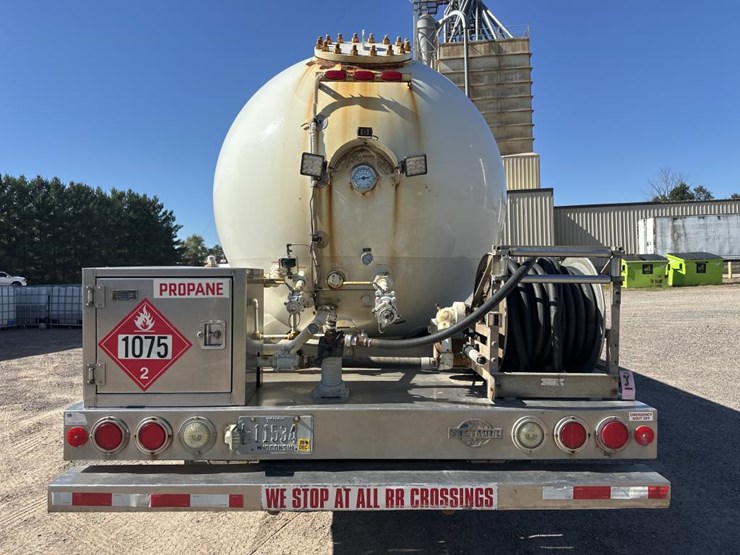 #1806-•-2013-freightliner-tanker-truck-image-4