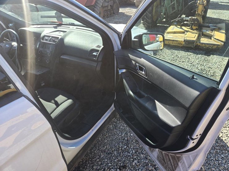 2018-ford-explorer-image-24