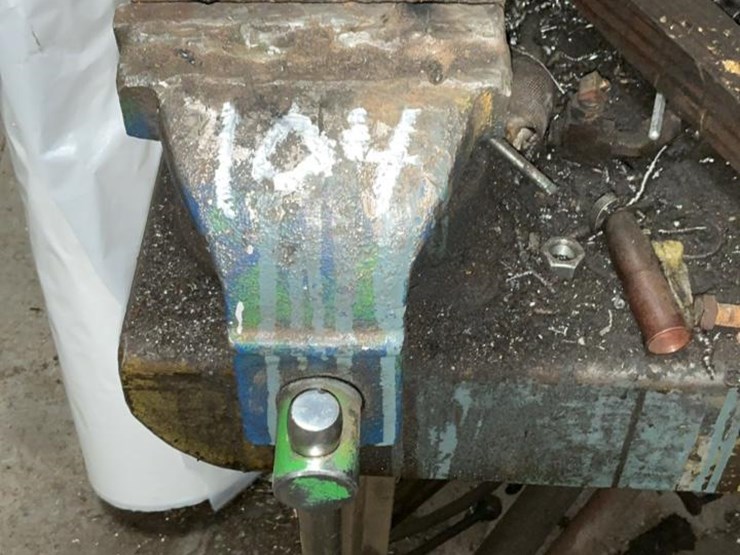 #104-•-bench-vise-image-2