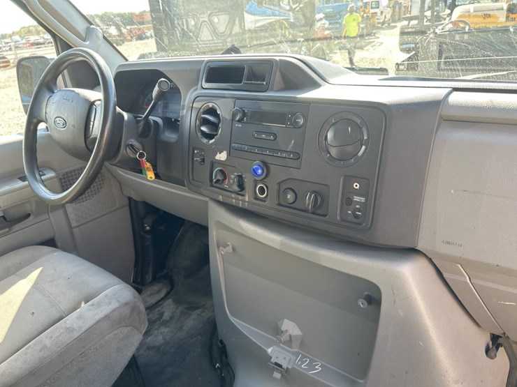 2014-ford-e250-image-43