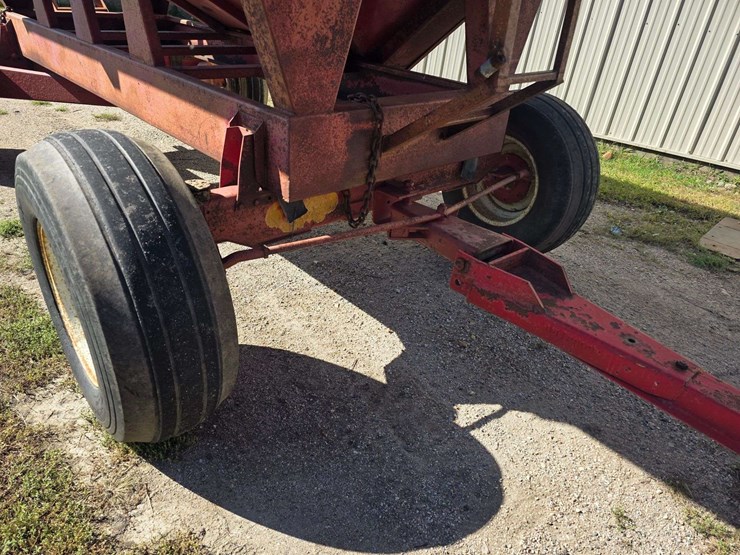 lundell-gravity-box-on-balzer-running-gear,-12.5l-16-tires-on-8-bolt-rims,-front-and-rear-ladder,-ex-image-5