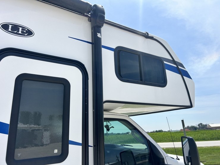 2022-ford-e350-image-23