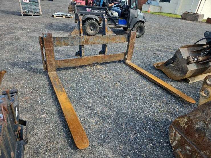 caterpillar-72"-wheel-loader-forks-image-2