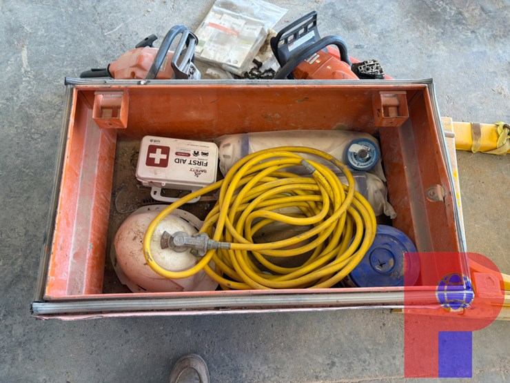 ridged-job-box-w/-(2)-stihl-chainsaws,-air-hose,-&-barrel-gripper-attachment-for-forklift-image-2
