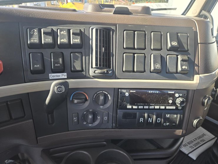 2016-volvo-10-image-48