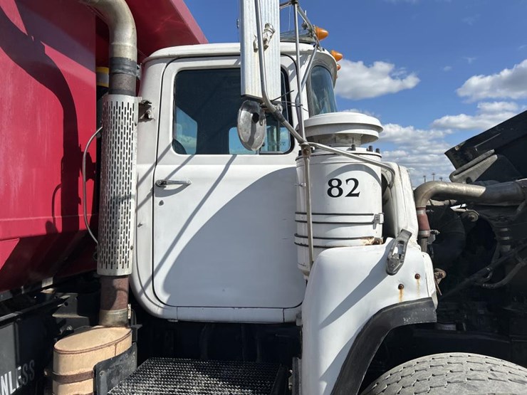 1995-mack-dm690s-image-60