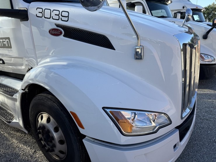 2022-peterbilt-579-image-11