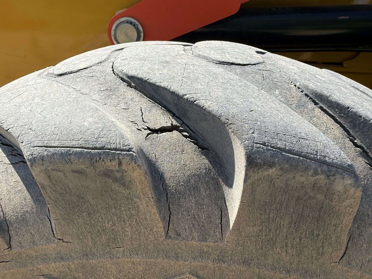 2014-caterpillar-420f-image-44