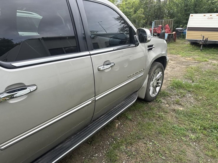 2008-cadillac-escalade-image-13