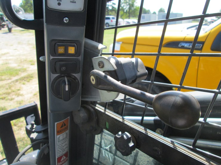new-holland-l228-image-29