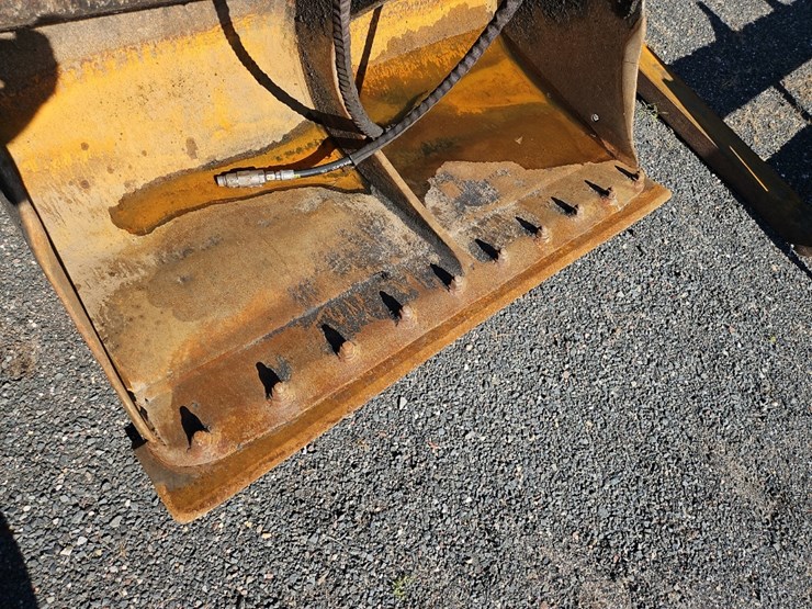 geith-60"-hydraulic-tilting-cleanup-bucket-image-8