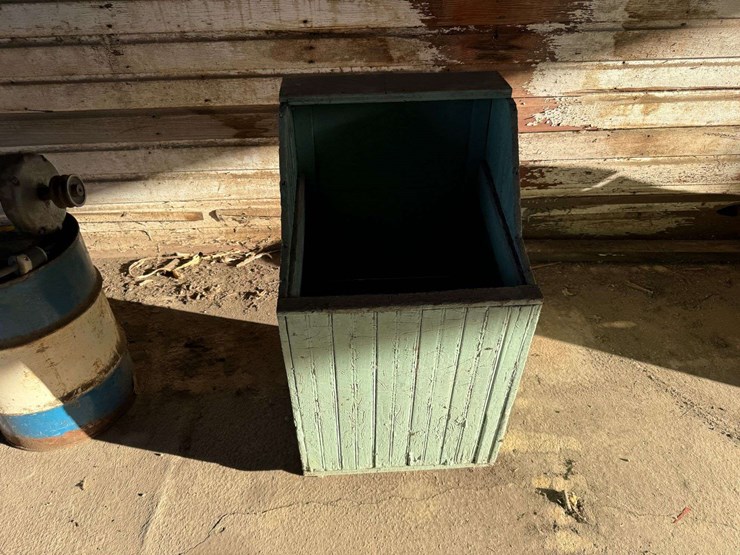 19”-x-20”-x-26”-high-wood-box-on-castors-image-2