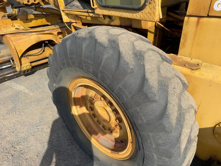1982-deere-670a-image-14