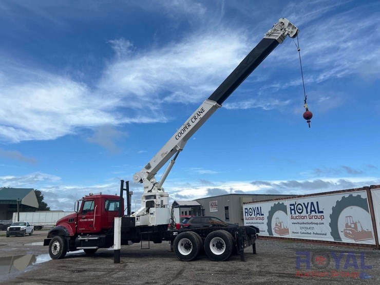 2011-mack-gu713-granite-cooper-tm-1882-18-ton-crane-truck-image-6