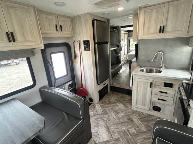 2021-ford-e450-image-60