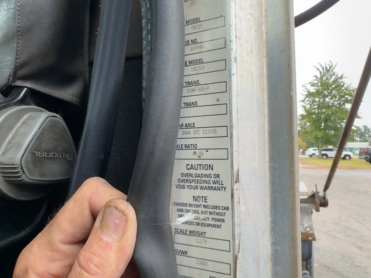 2005-peterbilt-335-image-26