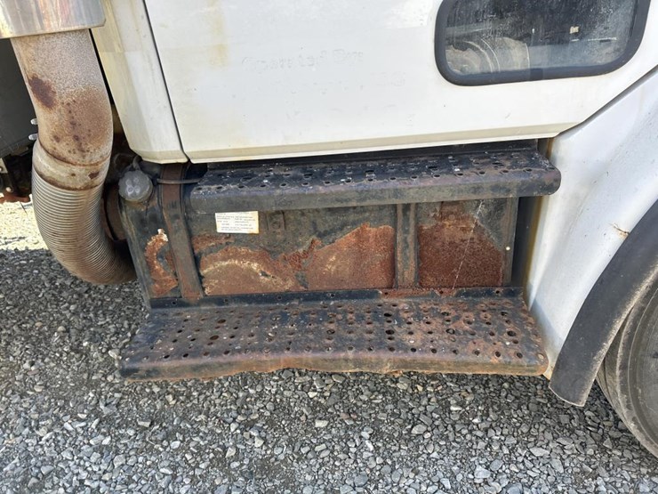2004-freightliner-fl80-image-56