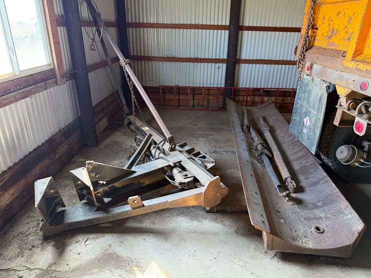 12’-road-grader-wing-and-bracket,-unknown-what-it-fits-image-1