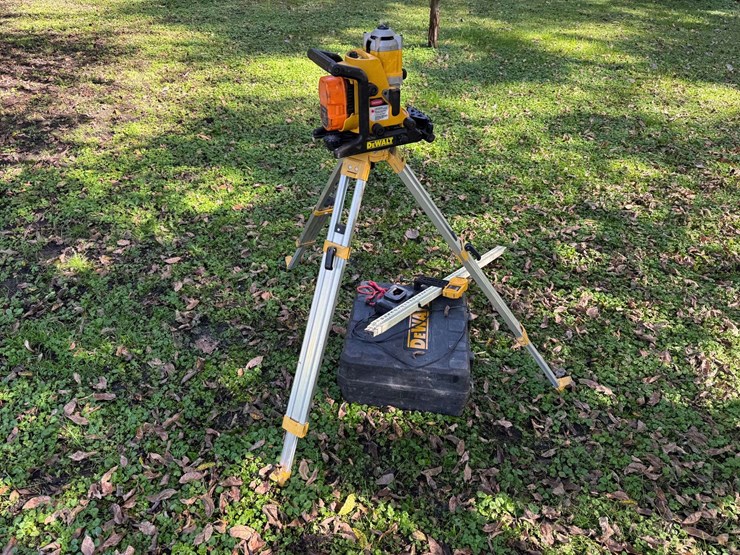 dewalt-dw073-cordless-rotary-laser,-with-grade-stick,-charger,-and-18v-battery,-tripod-and-case,-in-image-6