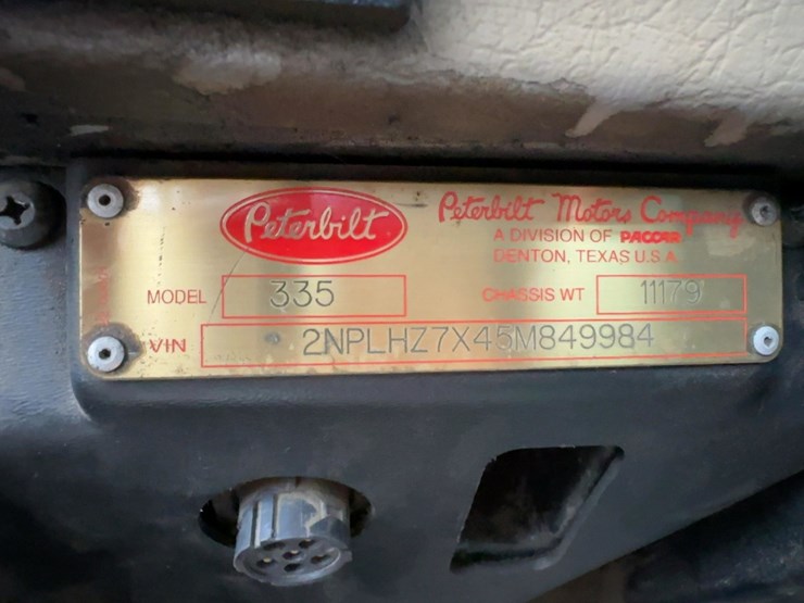 2005-peterbilt-335-image-29