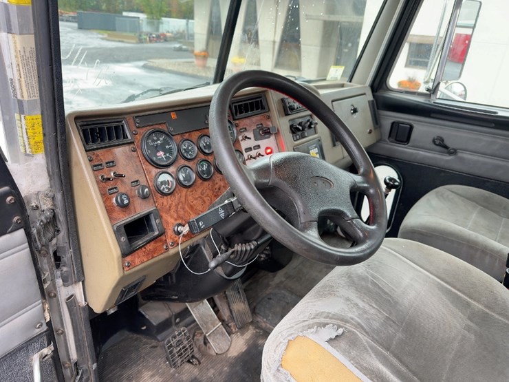2004-peterbilt-330-image-23