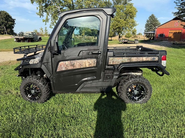 2021-john-deere-gator-image-1