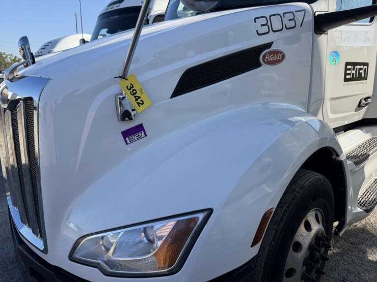 2022-peterbilt-579-image-9