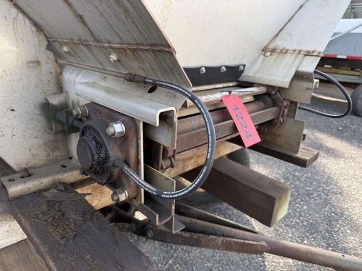 #1224-•-15’-v-box-stainless-steel-salt-spreader-image-8