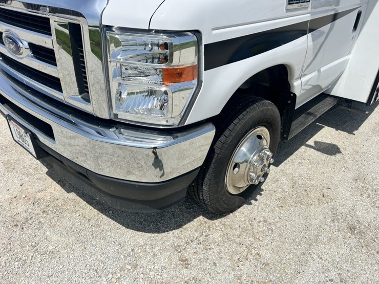 2022-ford-e350-image-9