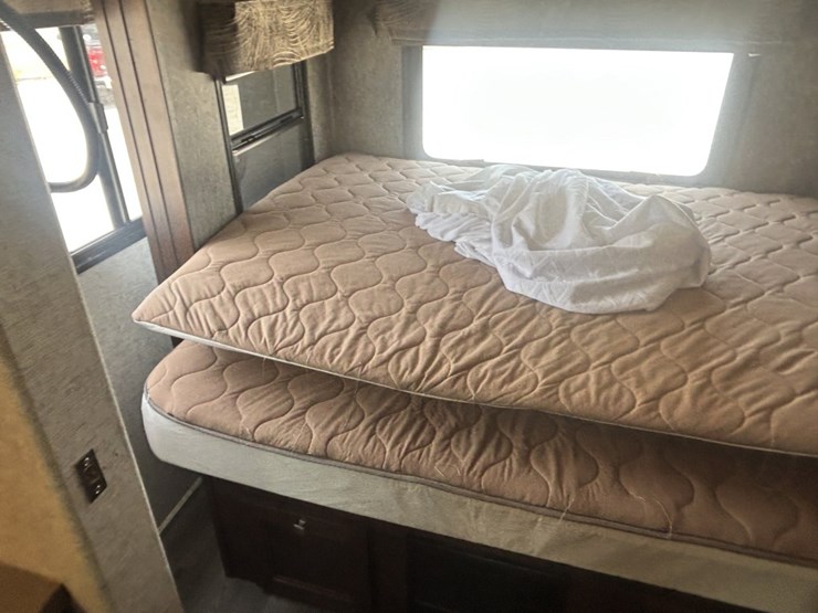 2017-ford-e450-image-57