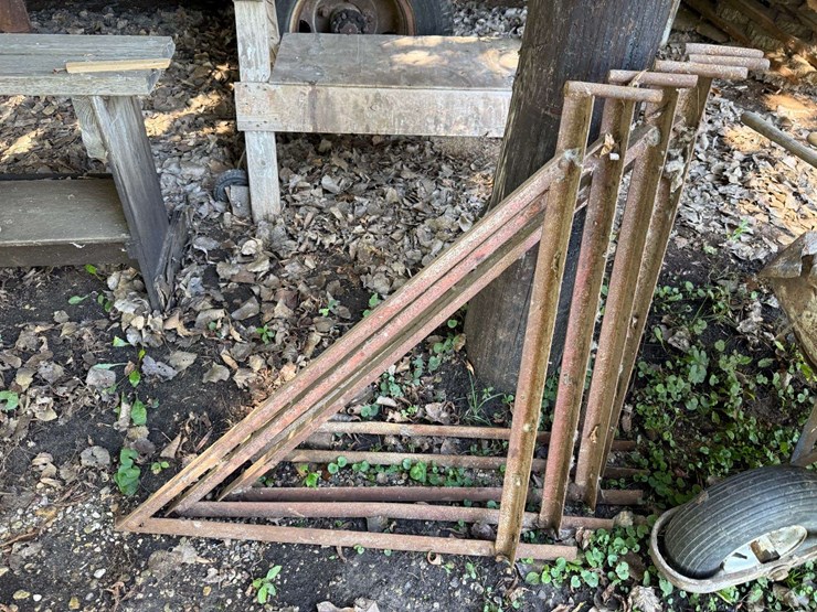 wheelbarrow,-shovels,-shingle-remover,-scaffolding-brackets,-bale-hooks-image-4