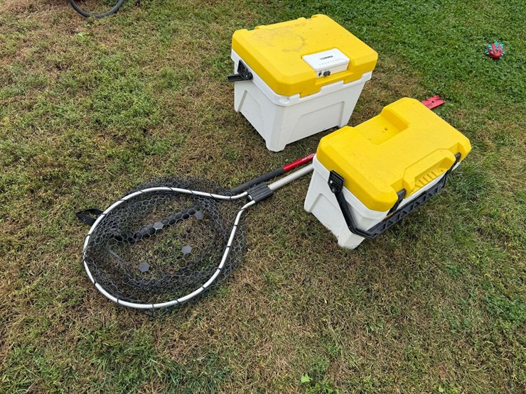 13qt-and-19qt-aerated-minnow-buckets,-net-and-ice-chisel-image-4