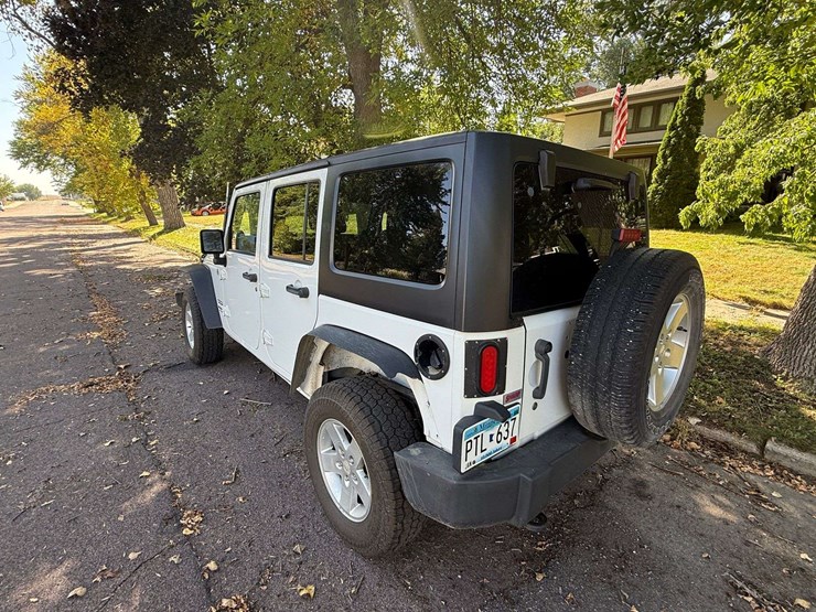 2011-jeep-wrangler-sport-image-11
