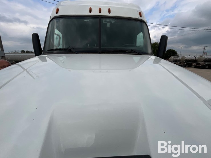 2015-freightliner-cascadia-125-image-12