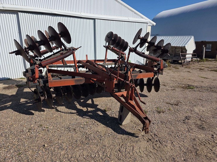 ih-470-tandem-disk,-manual-fold-wings,-9.5l-14-tires-on-6-bolt-rims,-hydraulic-lift,-rear-hitch,-dis-image-1