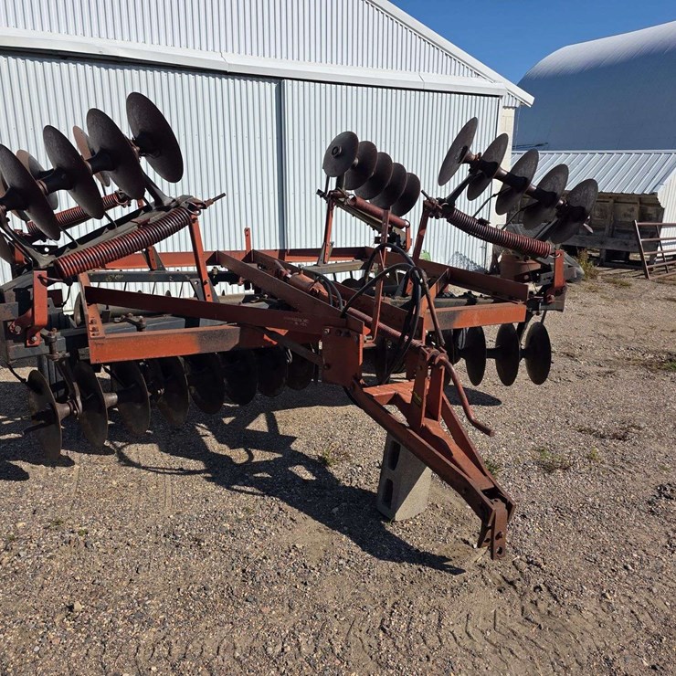 IH 470 Tandem Disk, Manual Fold Wings, 9.5L-14 Tires on 6 Bolt Rims, Hydraulic Lift, Rear Hitch, Dis