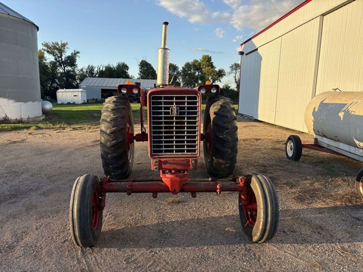 1971-farmall-656-hydro-diesel-tractor,-fenders,-wf,-540-pto,-3pt,-2-hyd,-16.9-38-rears,-7.50-16-fron-image-2
