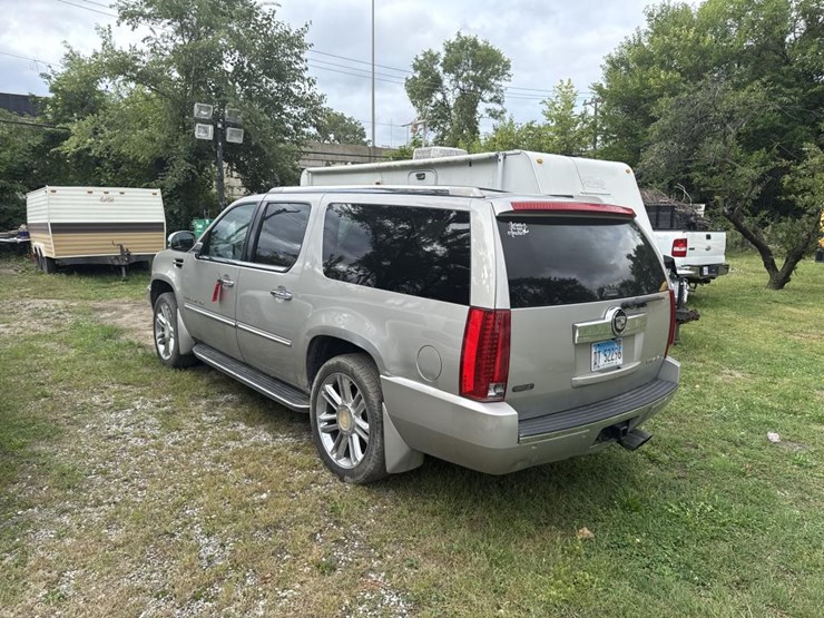 2008-cadillac-escalade-image-3
