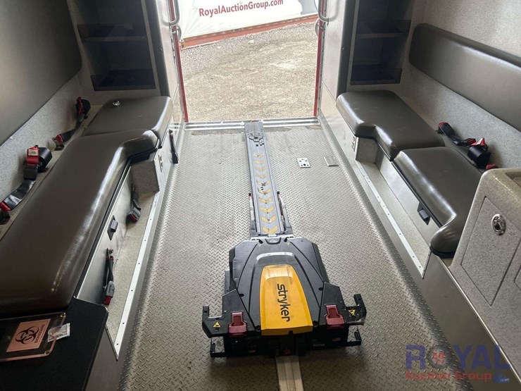 2016-freightliner-m2-106-braun-ambulance-image-36