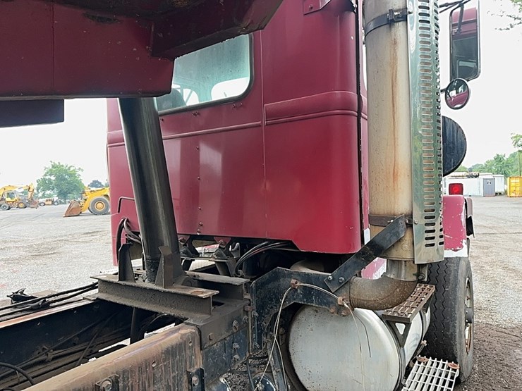 1986-autocar-ds6-tri/a-dump-truck-image-18