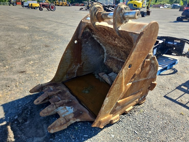 caterpillar-52"-bucket-with-teeth-image-1