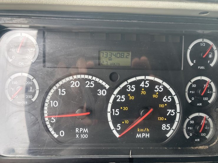 #1319-•-2005-freightliner-columbia-sleeper-cab-truck-tract-image-37