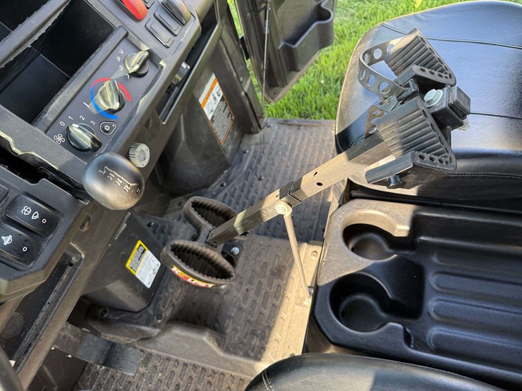 2021-john-deere-gator-image-14